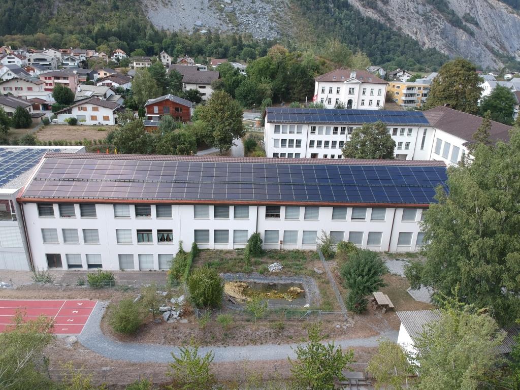 Die neuen Indach-PVAs auf den Dächern der Schule Felsberg