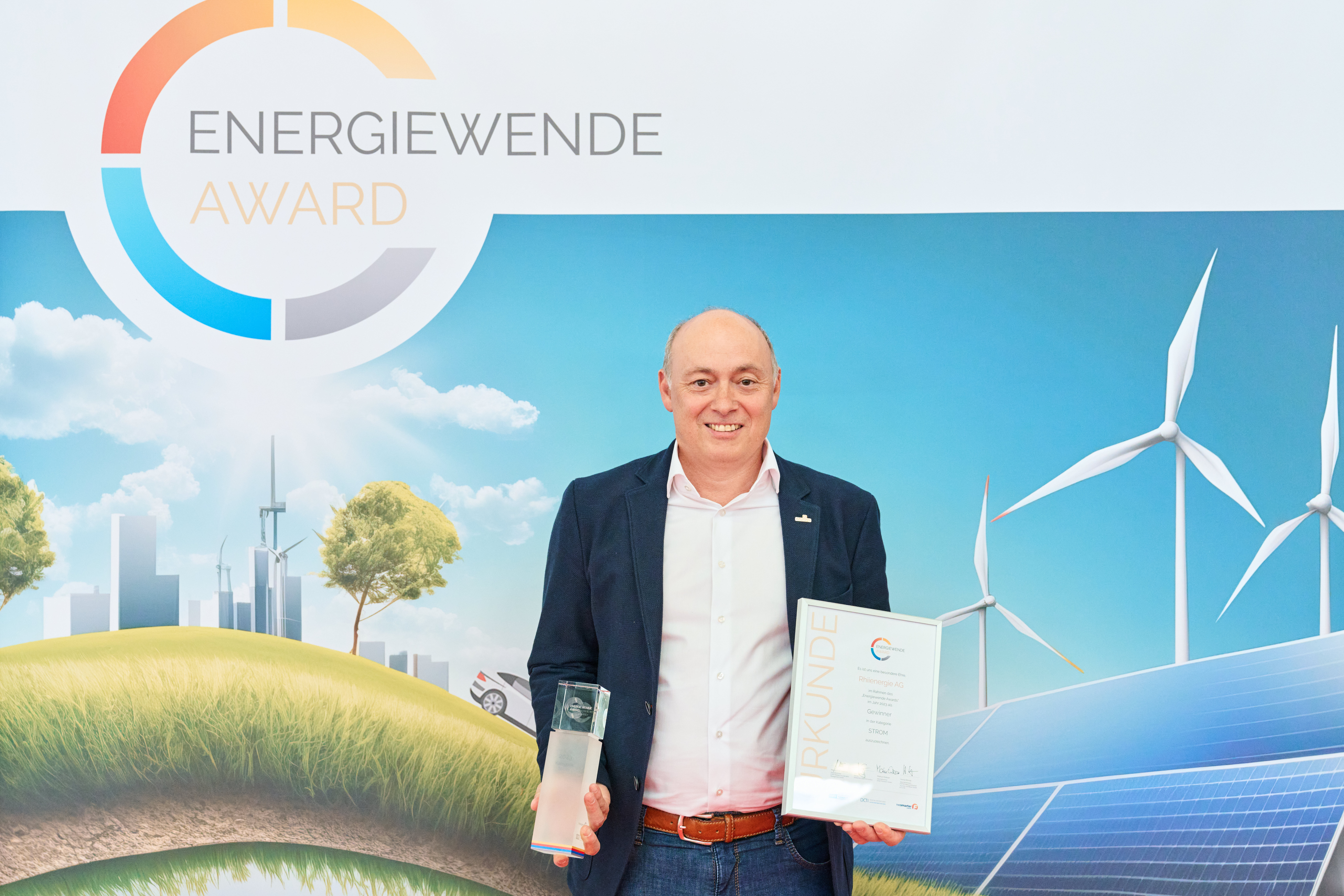 Christian Capaul, Geschäftsführer rhiienergie, nimmt den Energiewende Award in der Kategorie Strom entgegen.