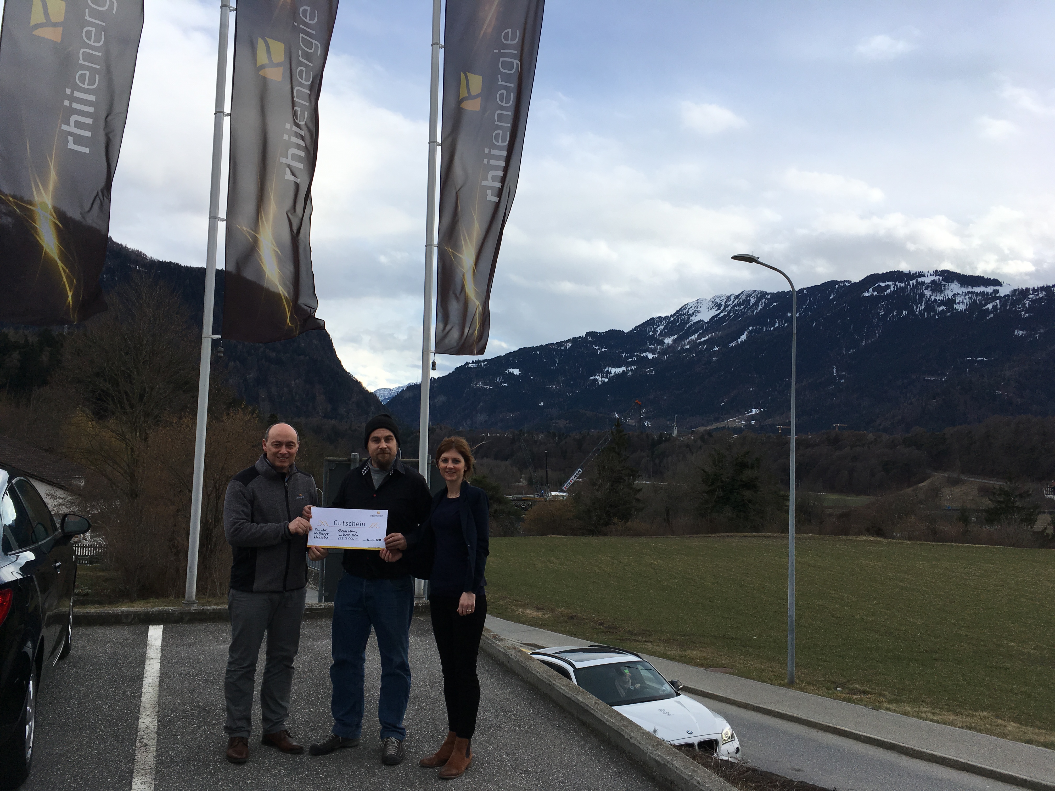 Anja Gredig und Reto Wellinger aus Rhäzüns gewinnen den Hauptpreis unseres Umfragewettbewerbs:  CHF 3000.- regionalen Solarstrom