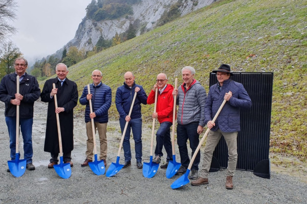 v.l.n.r. Renato Moser, Bürgerpräsident, Per Sandven, Urs Simeon, Christian Capaul, Markus Feltscher, David Baselgia, CRESTAGEO AG, Peter Camastral, Gemeindepräsident Felsberg